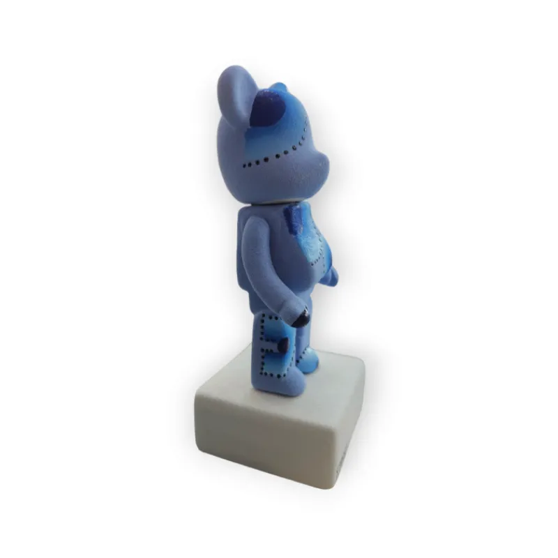 bearbrick_blu_xcm_eleganz_0.webp Stone Italia Comunione | Battesimo E Nascita>Bearbrick Blu 18x7cm: Eleganza per la tua casa