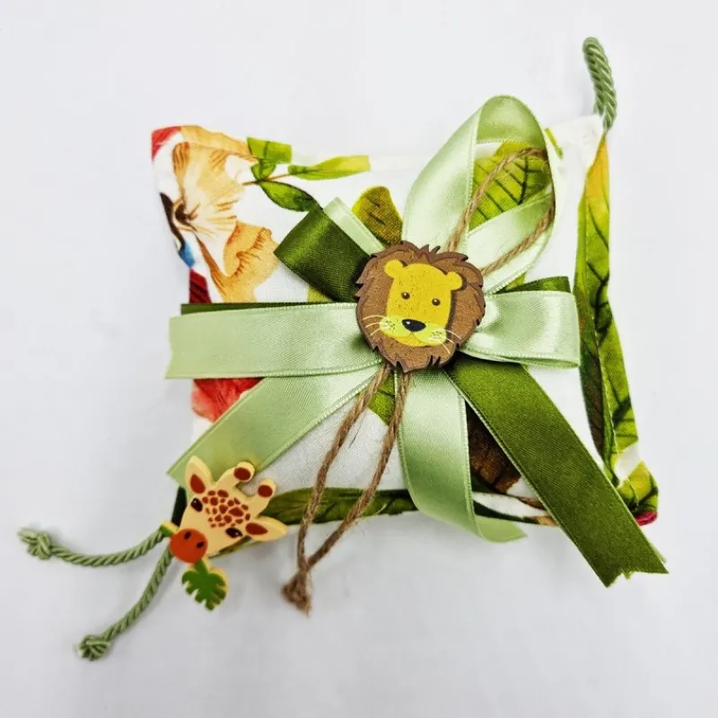 cuscino_handmade_jungla_e_0.webp Cherry and Peach Anniversari E Compleanno | Battesimo E Nascita>Cuscino Handmade Jungla: Eleganza e Design Unici